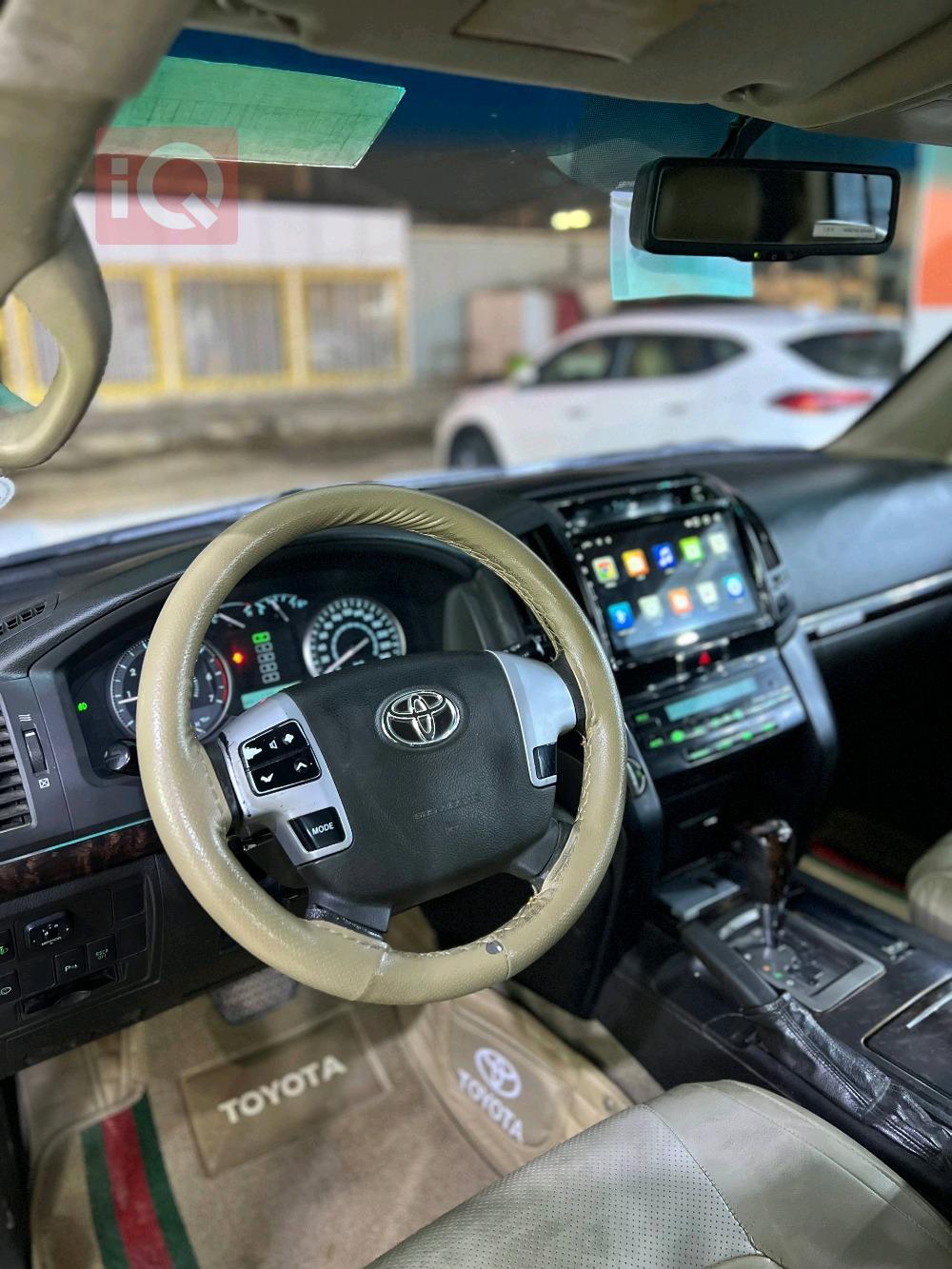 تۆیۆتا لاند کروزەر